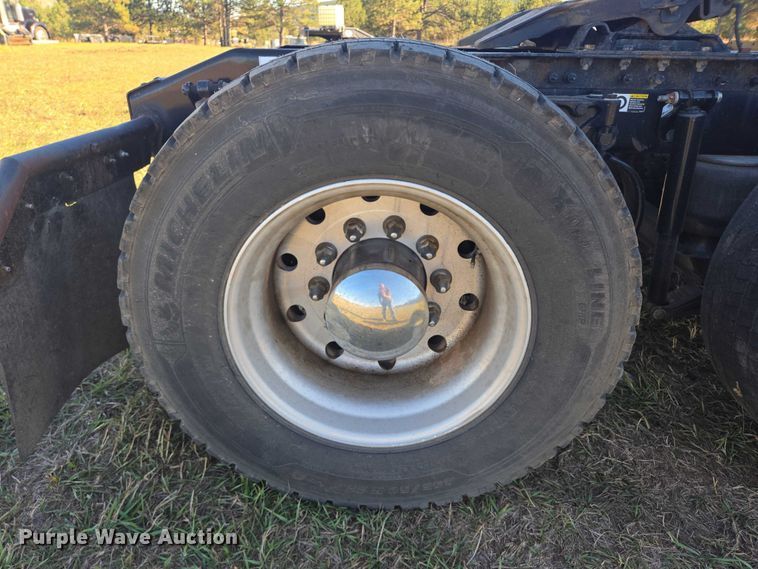 image for item DY1376 2016 Peterbilt 579 semi truck