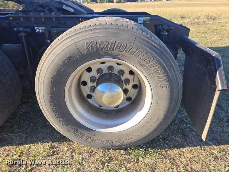 image for item DY1376 2016 Peterbilt 579 semi truck