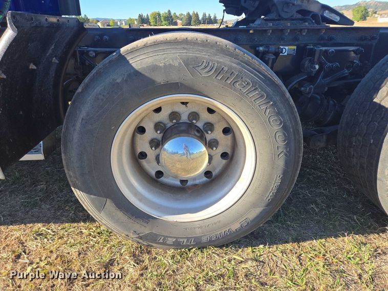 image for item DY1376 2016 Peterbilt 579 semi truck