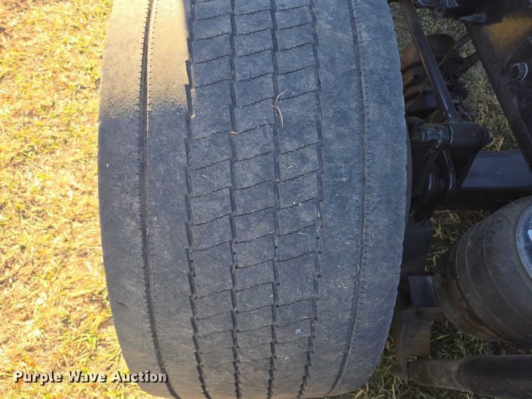 image for item DY1376 2016 Peterbilt 579 semi truck