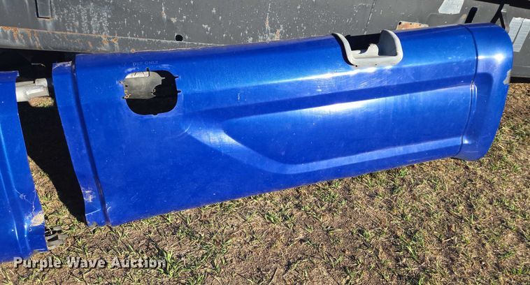 image for item DY1376 2016 Peterbilt 579 semi truck