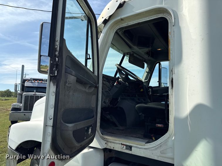 image for item DY8248 2006 Freightliner CST120 semi truck