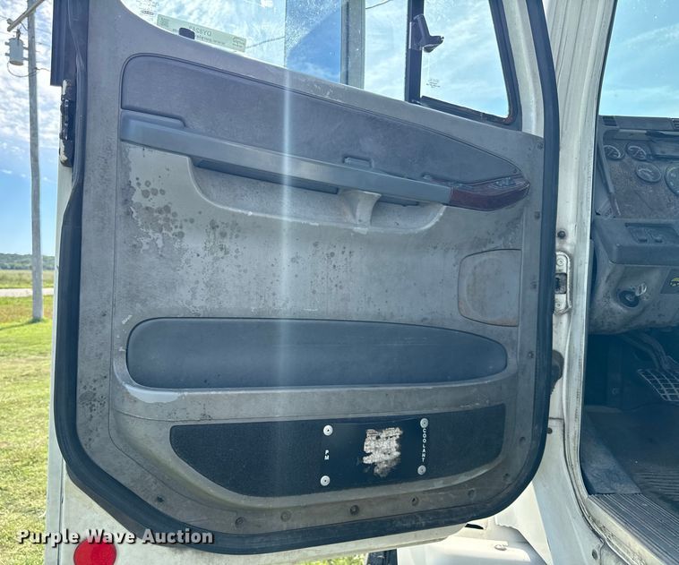 image for item DY8248 2006 Freightliner CST120 semi truck