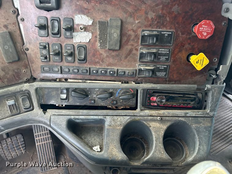 image for item DY8248 2006 Freightliner CST120 semi truck