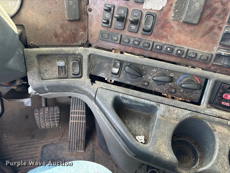 image for item DY8248 2006 Freightliner CST120 semi truck