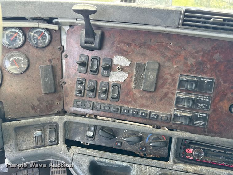 image for item DY8248 2006 Freightliner CST120 semi truck