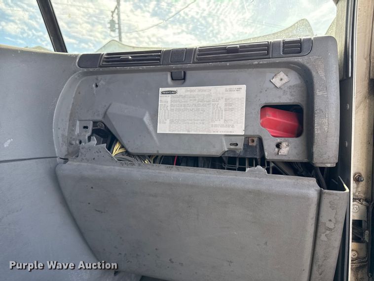 image for item DY8248 2006 Freightliner CST120 semi truck