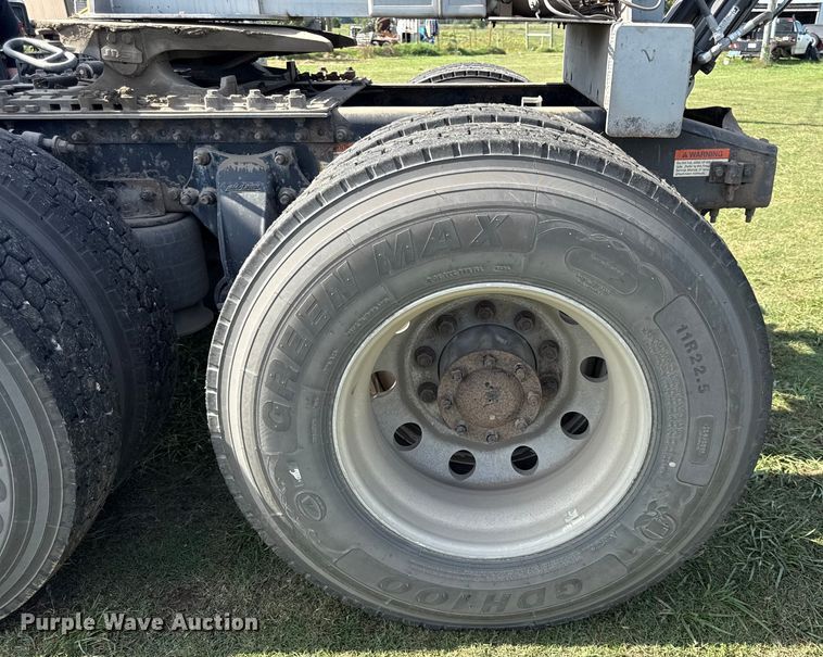 image for item DY8248 2006 Freightliner CST120 semi truck