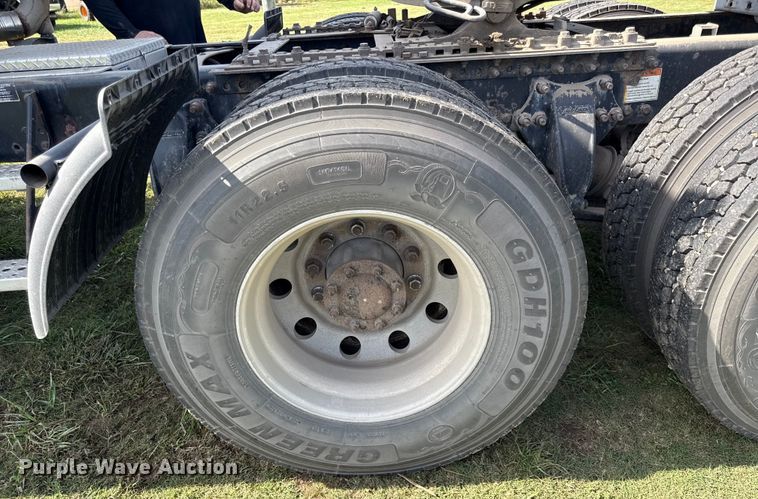 image for item DY8248 2006 Freightliner CST120 semi truck