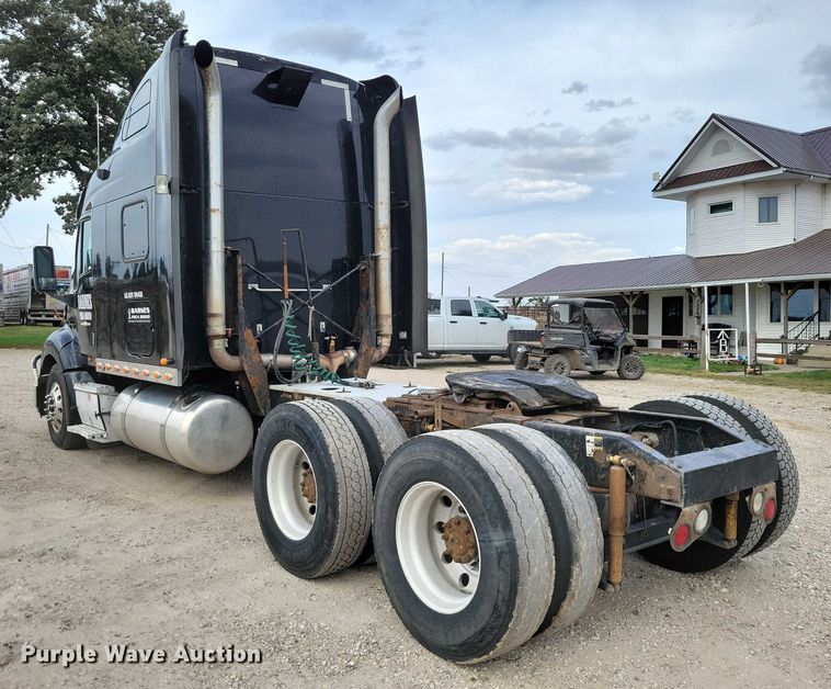 image for item DZ6718 2005 Peterbilt 387 semi truck