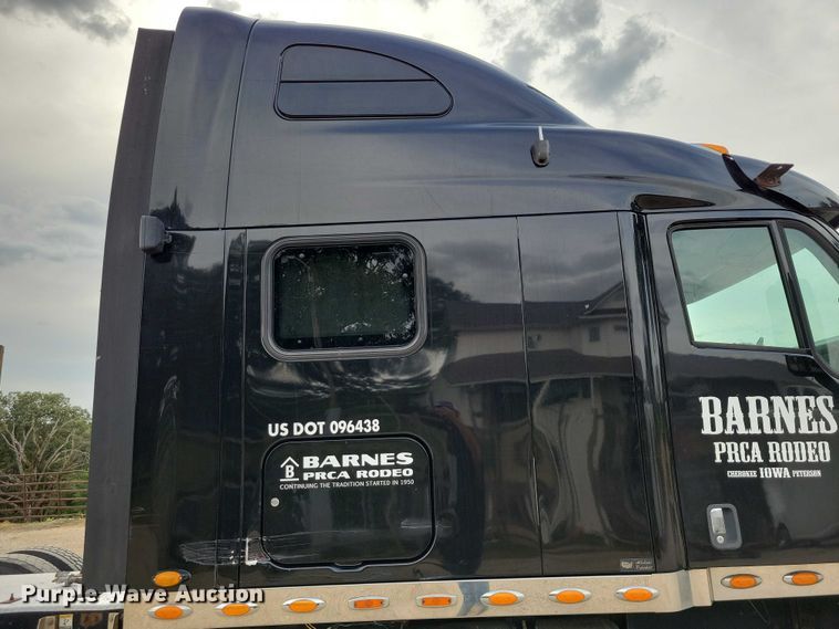 image for item DZ6718 2005 Peterbilt 387 semi truck