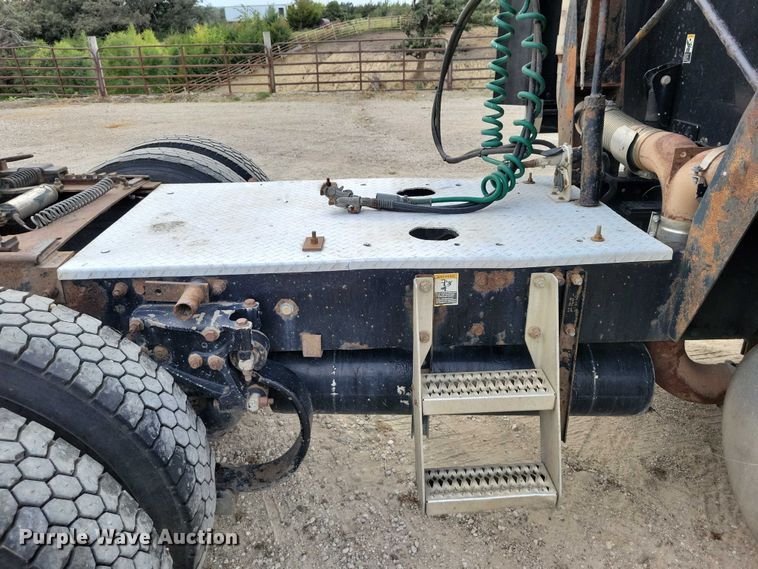 image for item DZ6718 2005 Peterbilt 387 semi truck