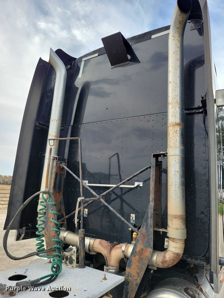 image for item DZ6718 2005 Peterbilt 387 semi truck