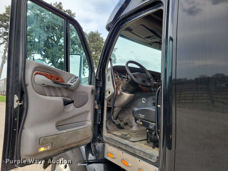 image for item DZ6718 2005 Peterbilt 387 semi truck
