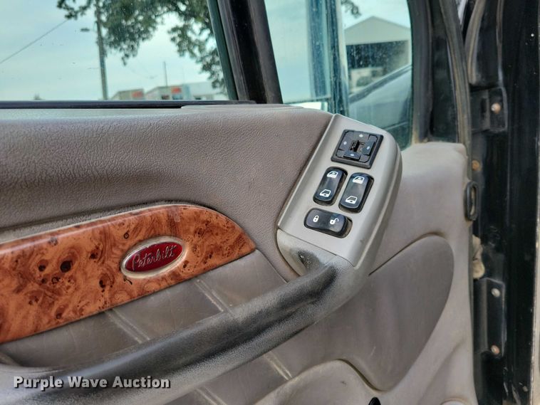 image for item DZ6718 2005 Peterbilt 387 semi truck