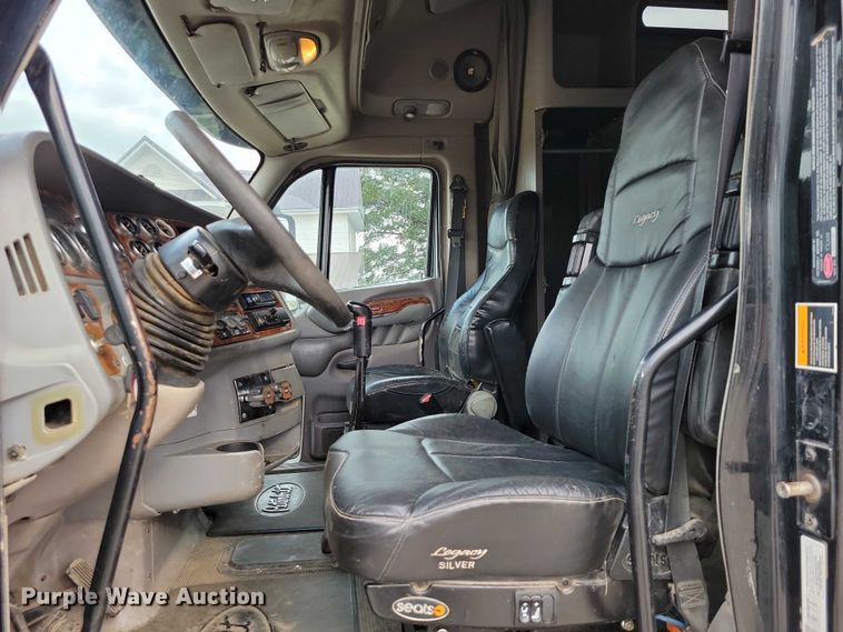 image for item DZ6718 2005 Peterbilt 387 semi truck