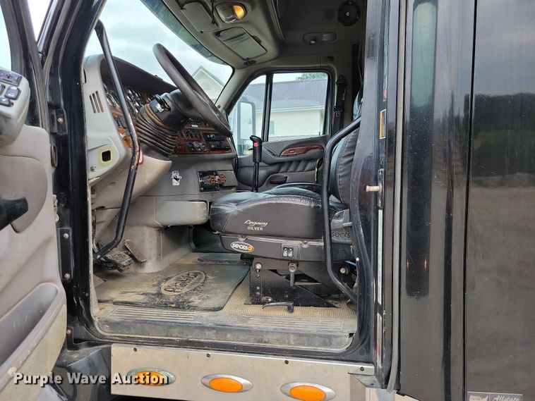 image for item DZ6718 2005 Peterbilt 387 semi truck