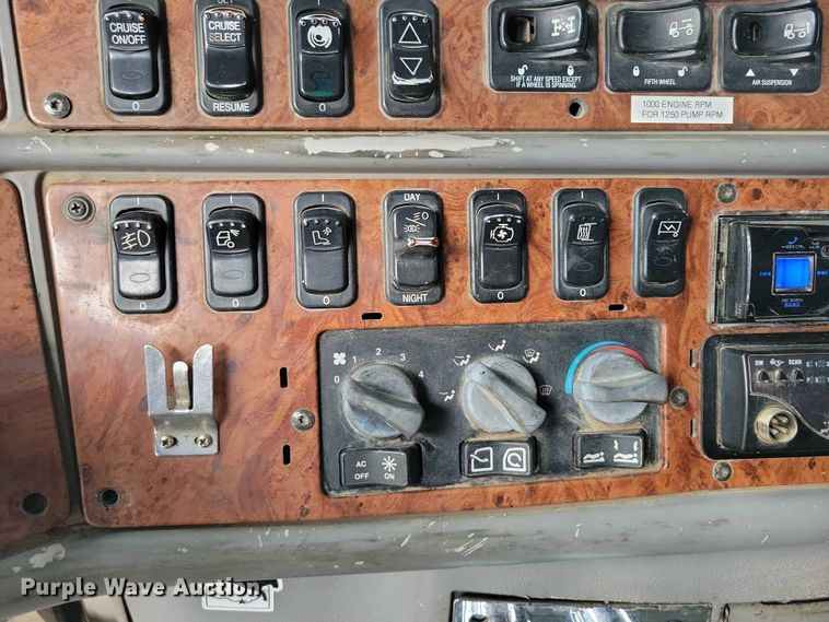 image for item DZ6718 2005 Peterbilt 387 semi truck