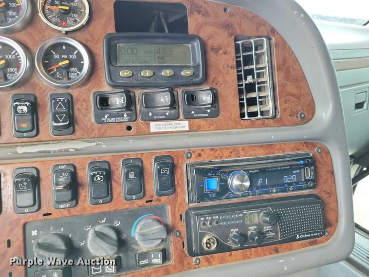 image for item DZ6718 2005 Peterbilt 387 semi truck