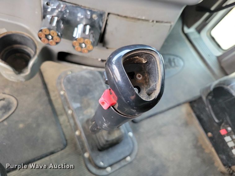 image for item DZ6718 2005 Peterbilt 387 semi truck