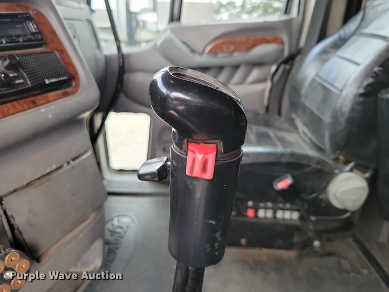 image for item DZ6718 2005 Peterbilt 387 semi truck