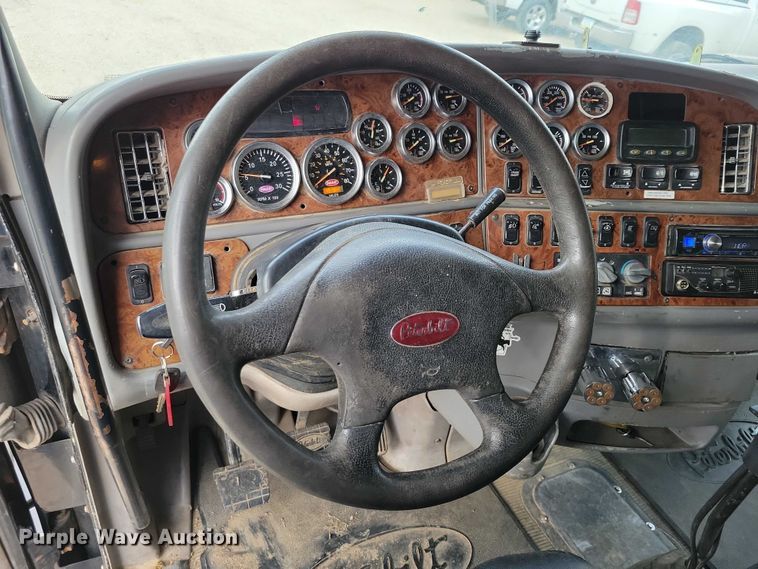 image for item DZ6718 2005 Peterbilt 387 semi truck