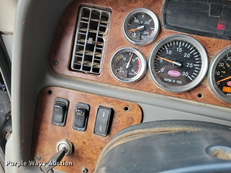 image for item DZ6718 2005 Peterbilt 387 semi truck