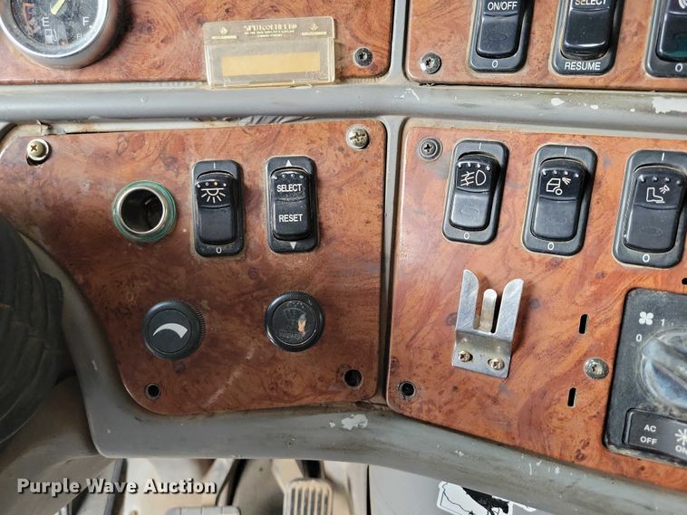 image for item DZ6718 2005 Peterbilt 387 semi truck