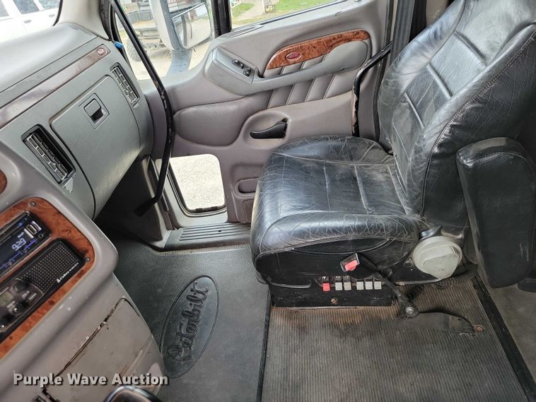 image for item DZ6718 2005 Peterbilt 387 semi truck