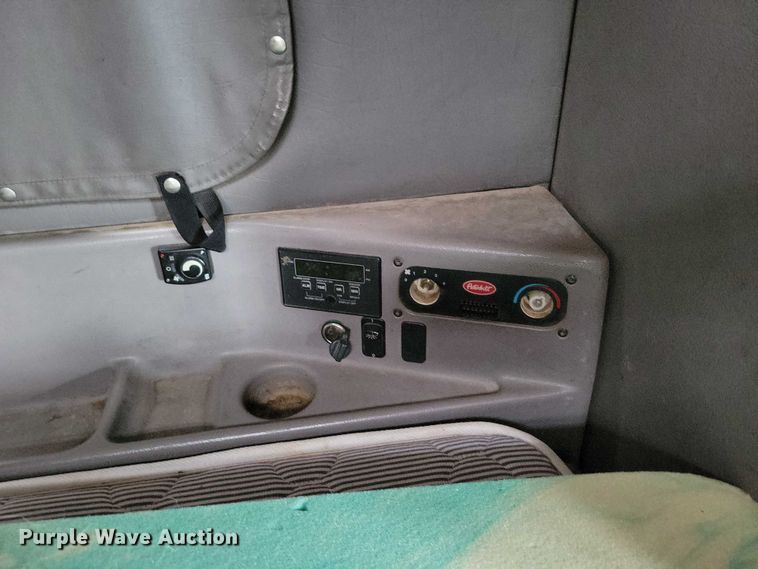 image for item DZ6718 2005 Peterbilt 387 semi truck