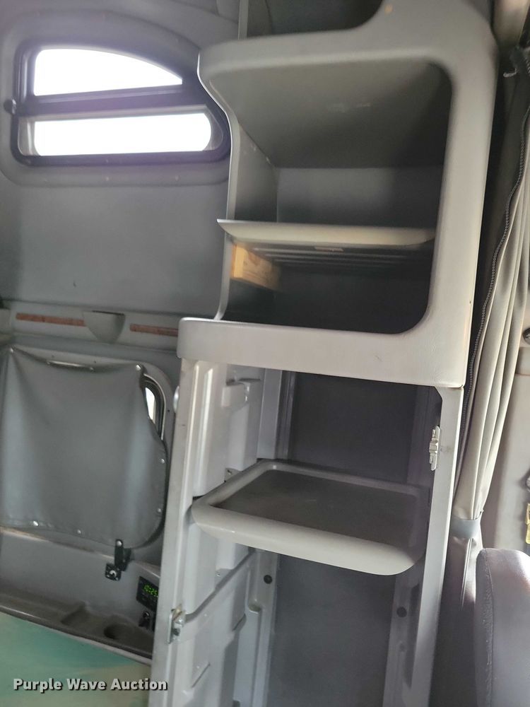 image for item DZ6718 2005 Peterbilt 387 semi truck