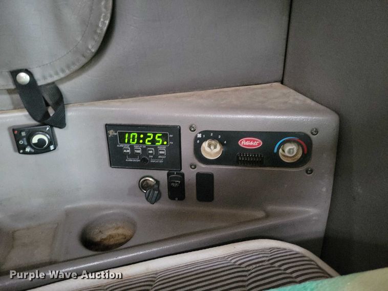 image for item DZ6718 2005 Peterbilt 387 semi truck