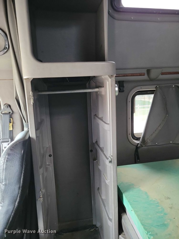 image for item DZ6718 2005 Peterbilt 387 semi truck