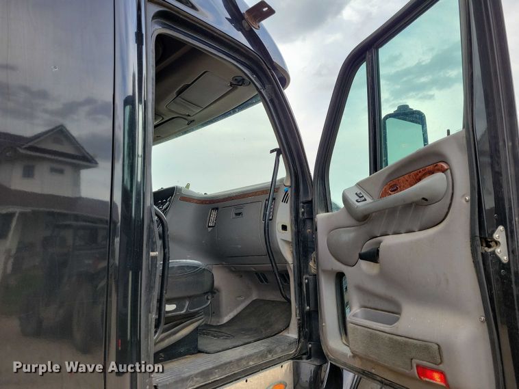 image for item DZ6718 2005 Peterbilt 387 semi truck