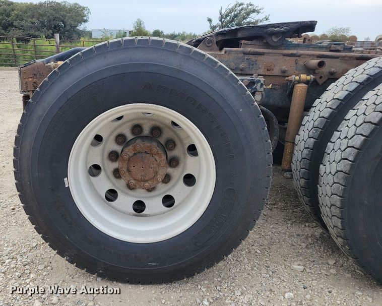 image for item DZ6718 2005 Peterbilt 387 semi truck