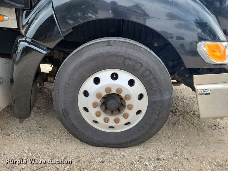 image for item DZ6718 2005 Peterbilt 387 semi truck