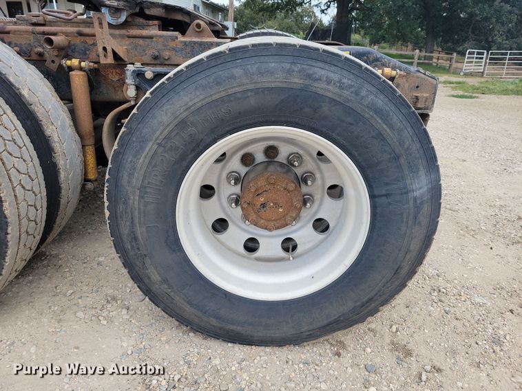 image for item DZ6718 2005 Peterbilt 387 semi truck