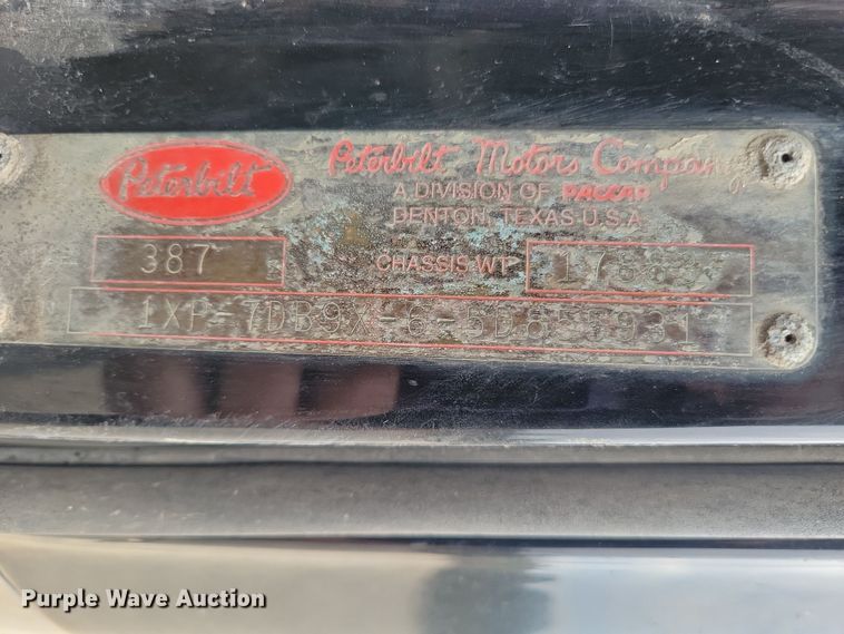 image for item DZ6718 2005 Peterbilt 387 semi truck