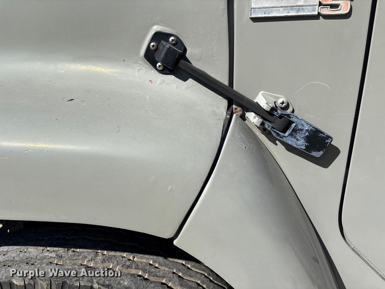 image for item EA6988 1983 International 1654 dump flatbed truck