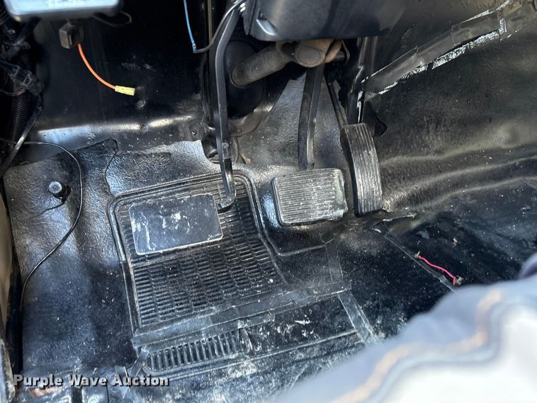 image for item EA6988 1983 International 1654 dump flatbed truck