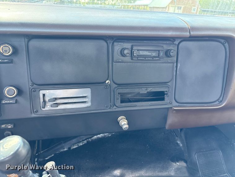 image for item EA6988 1983 International 1654 dump flatbed truck