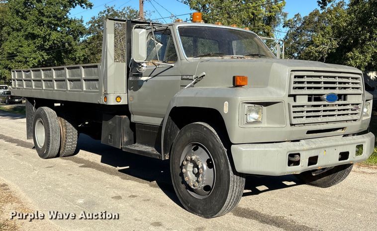 image for item EA6995 1985 Ford F700 dump flatbed truck