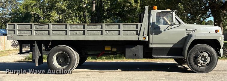 image for item EA6995 1985 Ford F700 dump flatbed truck