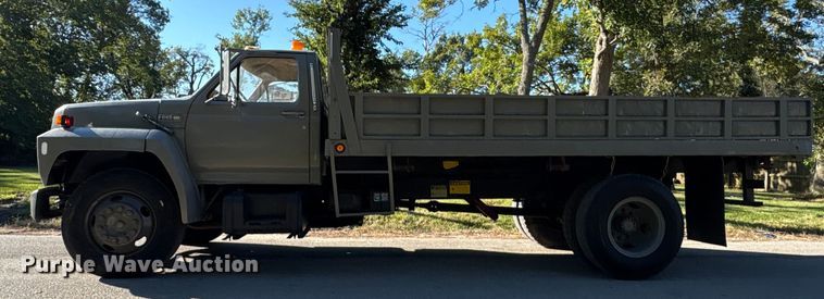 image for item EA6995 1985 Ford F700 dump flatbed truck