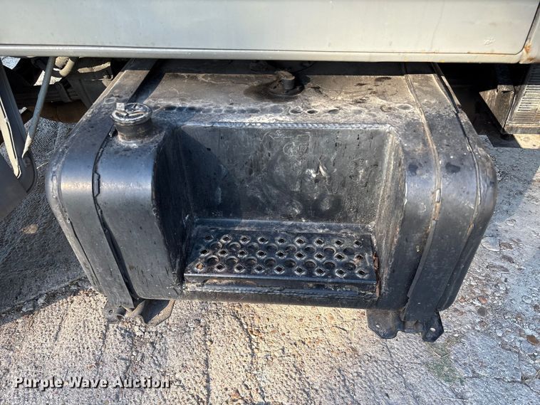 image for item EA6995 1985 Ford F700 dump flatbed truck