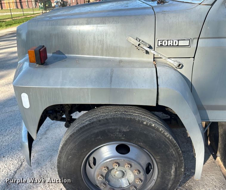 image for item EA6995 1985 Ford F700 dump flatbed truck