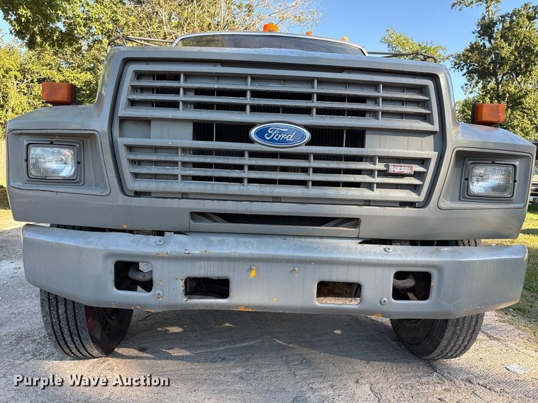 image for item EA6995 1985 Ford F700 dump flatbed truck