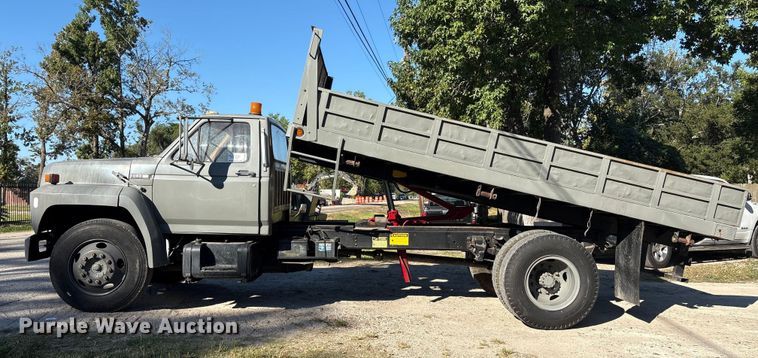image for item EA6995 1985 Ford F700 dump flatbed truck