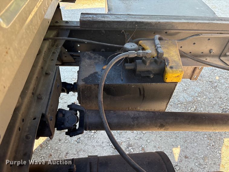 image for item EA6995 1985 Ford F700 dump flatbed truck