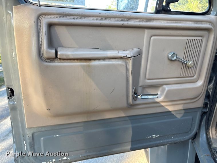 image for item EA6995 1985 Ford F700 dump flatbed truck